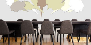 Besprechung Besprechungszimmer mit Sprechblasen