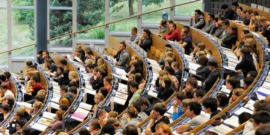 Studierende sitzen in einer Vorlesung im Hörsaal. 